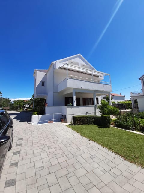 Property building, Facade/entrance, Garden