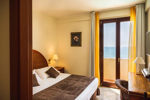 Bed, Photo of the whole room, Bedroom, Sea view