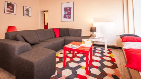 Toilet, TV and multimedia, Coffee/tea facilities, Living room, Decorative detail, Seating area, Dining area, City view