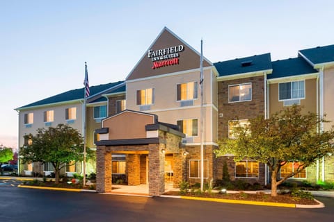 Fairfield Inn & Suites Naperville/Aurora Hotel in Warrenville