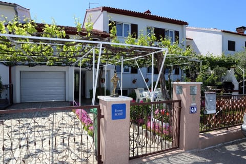 Facade/entrance, Balcony/Terrace