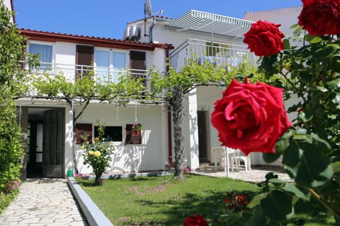 Facade/entrance, Balcony/Terrace