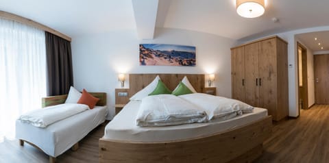 Photo of the whole room, Decorative detail