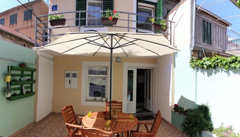 Patio, Facade/entrance, Balcony/Terrace, Seating area, On site