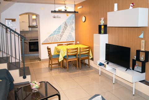 TV and multimedia, Kitchen or kitchenette, Living room, Seating area, Dining area