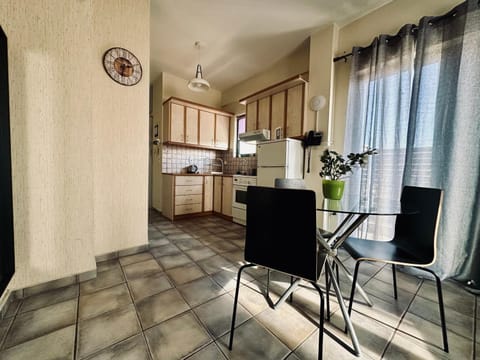 Kitchen or kitchenette, Seating area, Dining area, stove