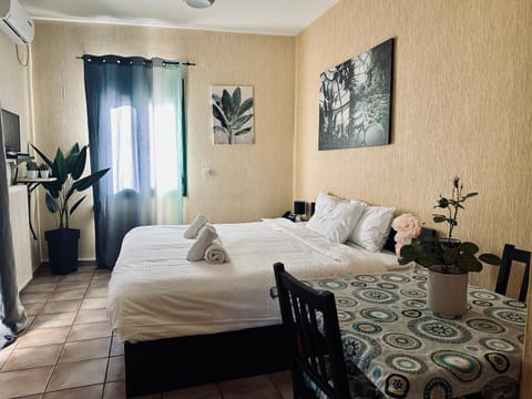 Bed, Photo of the whole room, Seating area