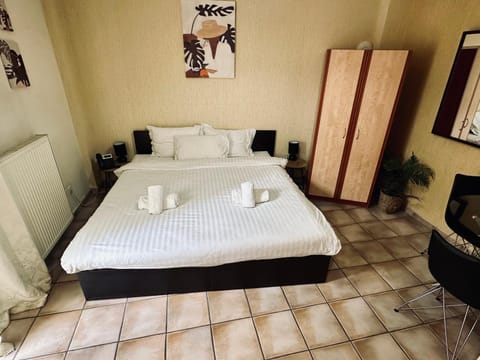 Bed, Photo of the whole room, towels