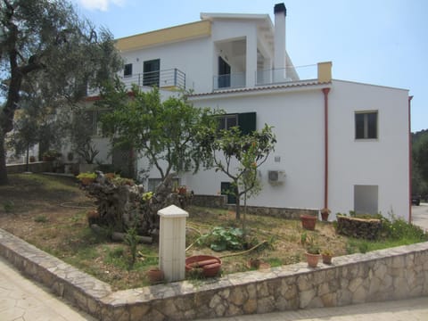 Property building, Facade/entrance, Garden