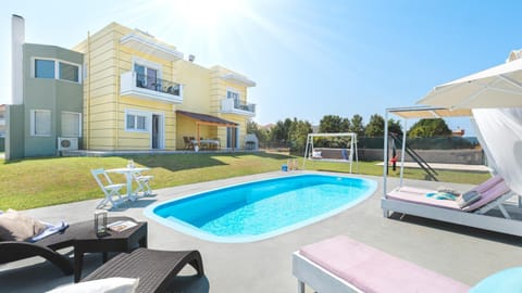 Sunny Breeze Deluxe Villa Near Beach, Private Pool Villa in Kremasti