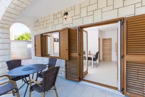 Day, Dining area