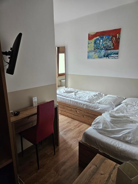 Bed, TV and multimedia, Photo of the whole room, Bedroom