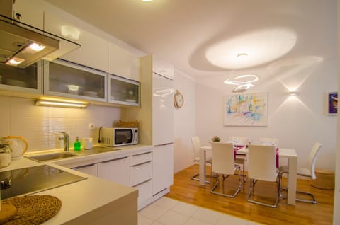 Kitchen or kitchenette, Dining area