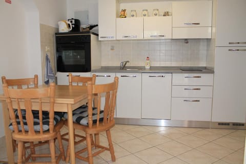 Coffee/tea facilities, Kitchen or kitchenette, Dining area