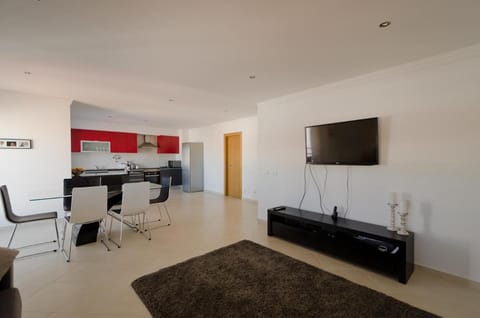 TV and multimedia, Coffee/tea facilities, Kitchen or kitchenette, Living room, Dining area