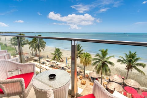 Ramada Suites by Wyndham Wailoaloa Beach Fiji Apartment hotel in Nadi