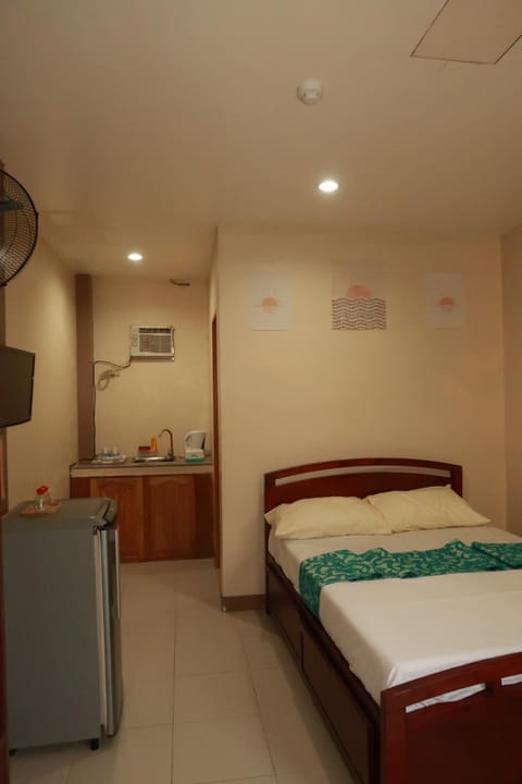 Bed, Kitchen or kitchenette, Photo of the whole room, Bedroom