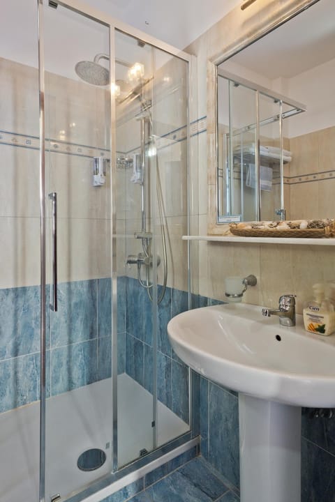 Shower, Toilet, Bathroom, Photo of the whole room, Sea view