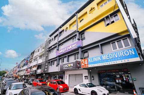 Swing & Pillows - KL Cheras Maluri Hotel in Kuala Lumpur City