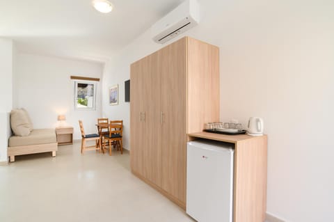 Dining area, minibar