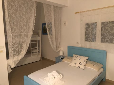 Bed, Night, Photo of the whole room, Decorative detail, Bedroom