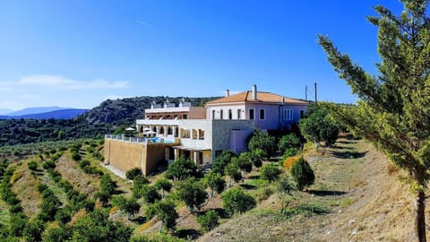 Property building, Nearby landmark, Day, Neighbourhood, Natural landscape, Landmark view, Mountain view