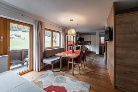 Photo of the whole room, Dining area, kitchen