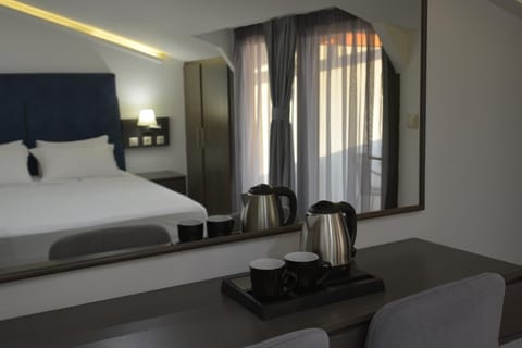 Bed, Coffee/tea facilities, Kitchen or kitchenette, Photo of the whole room, Bedroom, hair dresser