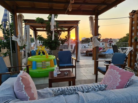 Communal lounge/ TV room, Day, Balcony/Terrace