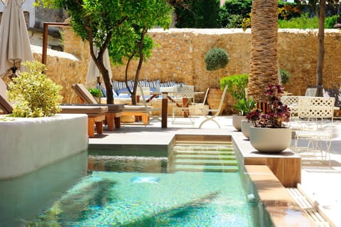 Restaurant/places to eat, Garden, Swimming pool