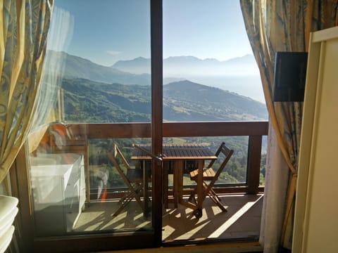 Balcony/Terrace, On site, Mountain view