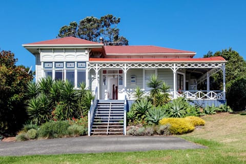 Crescent Villa House in Auckland Region