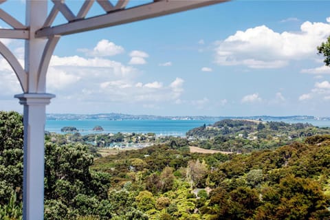 Crescent Villa House in Auckland Region