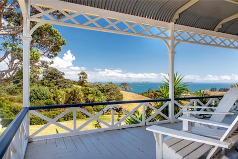 Crescent Villa House in Auckland Region