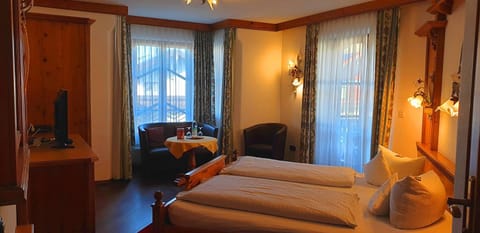 Bed, TV and multimedia, Living room, Photo of the whole room, Seating area, Bedroom