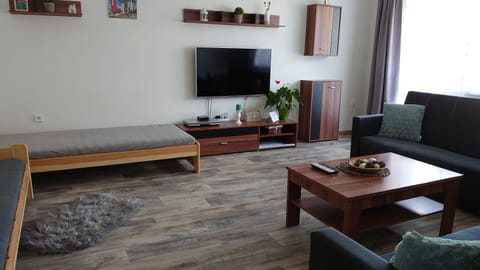 Communal lounge/ TV room, TV and multimedia, Living room, Seating area