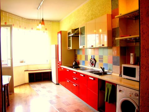 Coffee/tea facilities, Kitchen or kitchenette, Decorative detail, Dining area, Communal kitchen