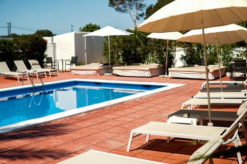 Patio, Pool view, Swimming pool, sunbed