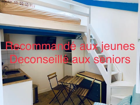 ECO STUDIOS mezzanine wifi piscine stationnement gratuit terrasse dans jardin House in Rouen