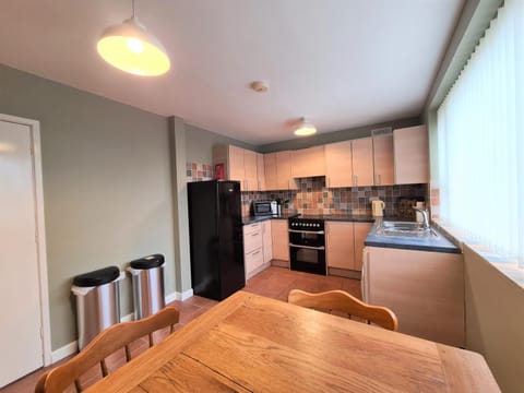 3 Bedroom Apartment Coventry - Hosted by Coventry Accommodation Condo in Coventry