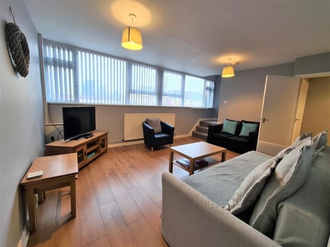 3 Bedroom Apartment Coventry - Hosted by Coventry Accommodation Condo in Coventry