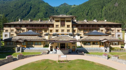 Property building, Restaurant/places to eat, Swimming pool, Breakfast