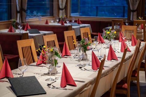 Restaurant/places to eat, Lounge or bar, Banquet/Function facilities