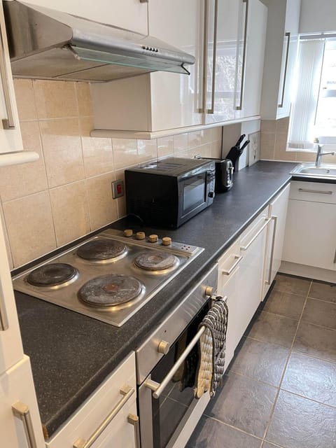 No 8 - LARGE 2 BED NEAR SEFTON PARK AND LARK LANE Apartamento in Liverpool