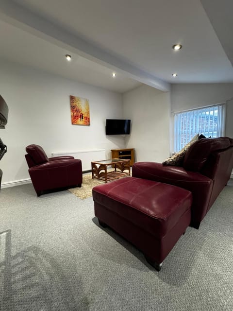 No 8 - LARGE 2 BED NEAR SEFTON PARK AND LARK LANE Apartamento in Liverpool