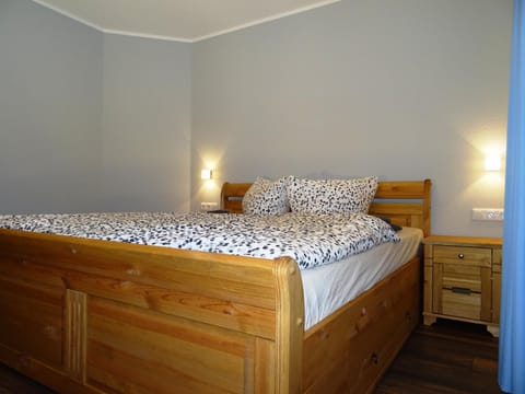 Bed, Photo of the whole room, Decorative detail, Bedroom