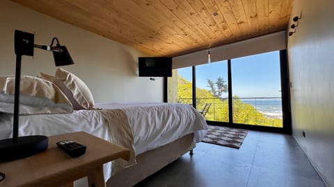 Bed, Natural landscape, TV and multimedia, Photo of the whole room, Bedroom