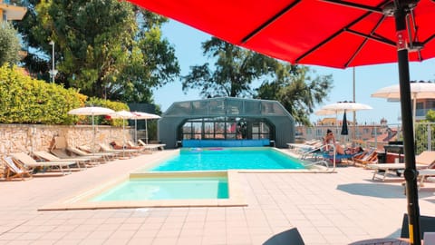 Day, Swimming pool, sunbed