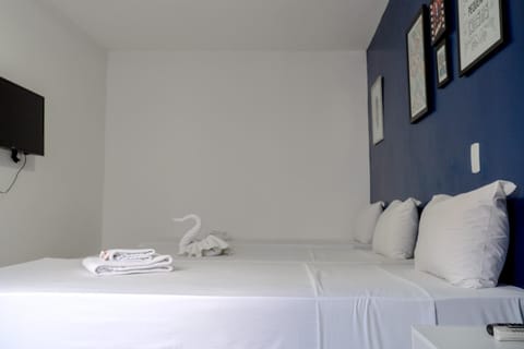 Property building, Bed, TV and multimedia, Bedroom