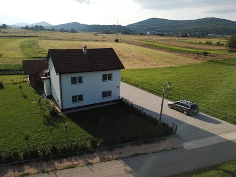 Neighbourhood, Garden view, Mountain view